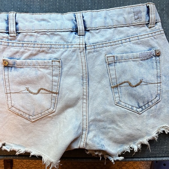 EUC 7 For All Mankind Girls Denim Shorts - Size 8 - Picture 2 of 2